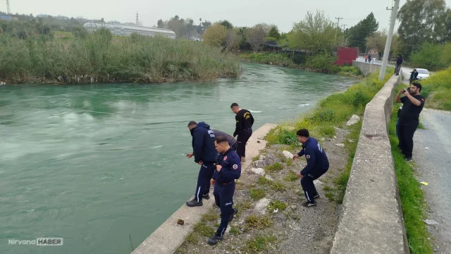 Mersin'de Berdan Çayı'na atlayan genç, suda kayboldu