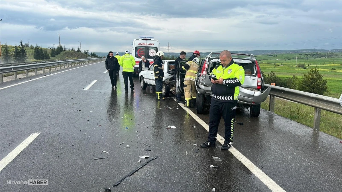 Kütahya'da üç aracın karıştığı zincirleme trafik kazası: 2 kişi yaralandı