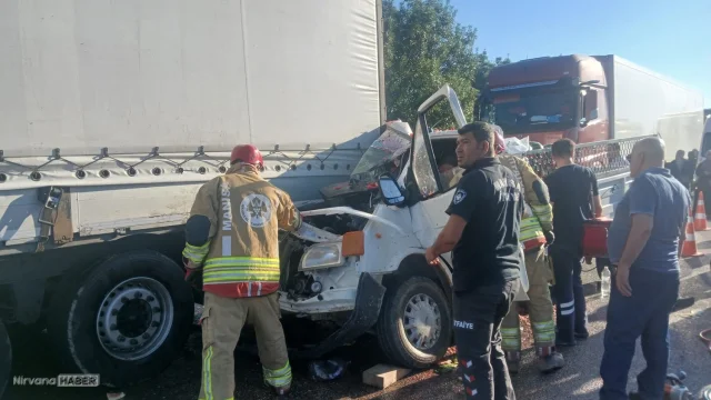 Manisa'da korkutan kaza! Manisa’da kamyonet, TIR’a arkadan çarptı