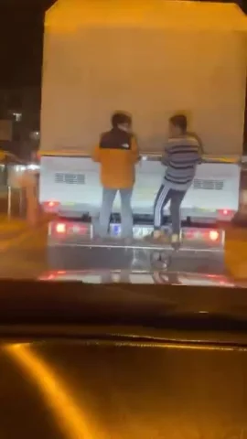 Trafikte akılalmaz anlar: Sürücünün haberi olmadan kamyona tutundular