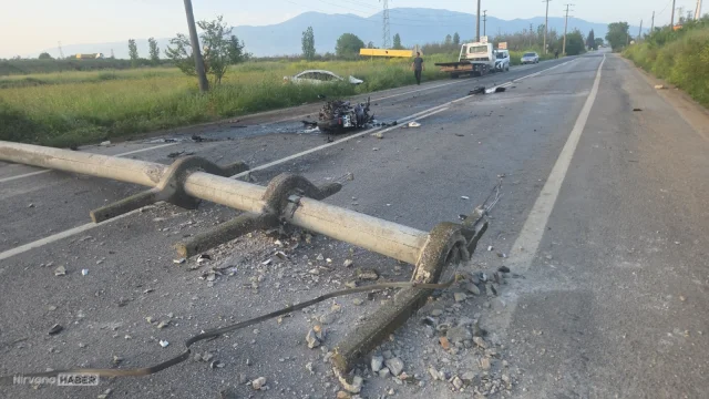 Otomobilin çarpıp devirdiği direğe motosiklet de çarptı