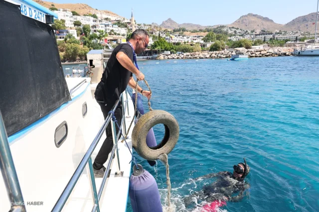 Bodrum'da gönüllü dalgıçlar denizden 850 kilogram atık çıkardı
