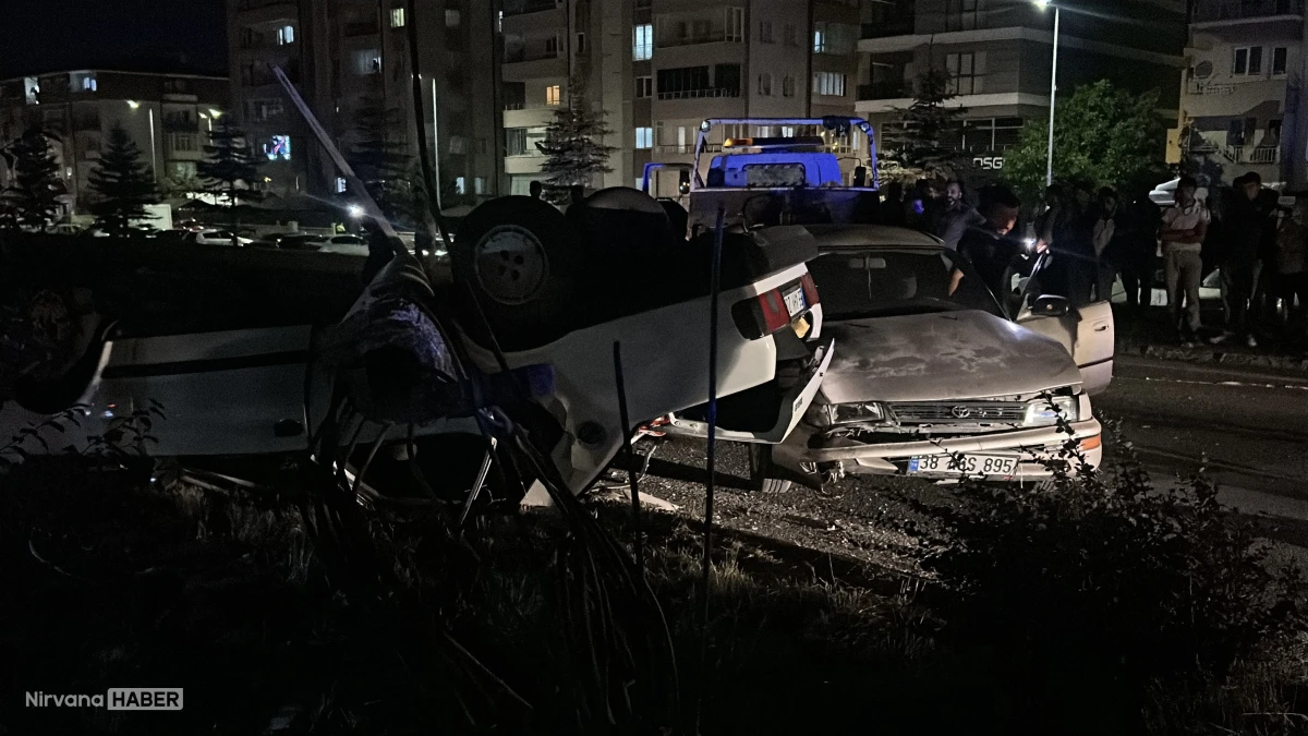 Sivas'ta direğe çarpan otomobil diğer aracın üzerine düştü