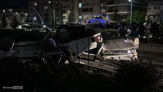 Sivas'ta direğe çarpan otomobil diğer aracın üzerine düştü