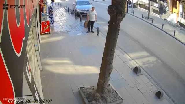 Küçükçekmece’de kontrolden çıkan otomobil kaldırımdaki yayaya çarptı