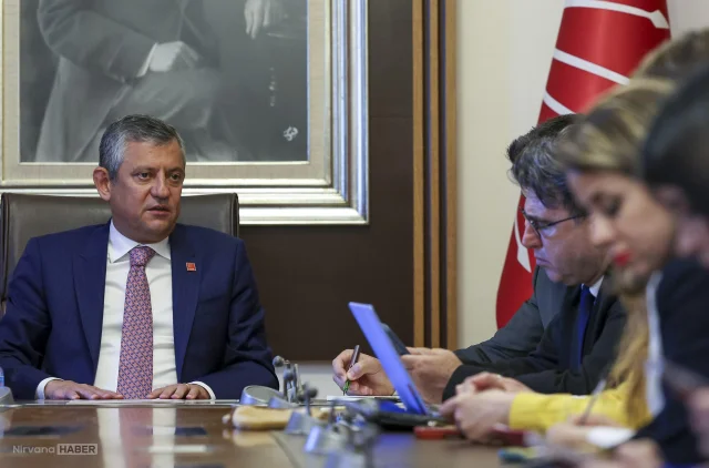 Özgür Özel, TBMM'de gazetecilerle: Bu rüzgarın karşısında kimse duramaz