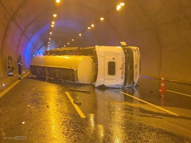 Kuzey Marmara Otoyolu'nda tanker devrildi! Trafik felç oldu