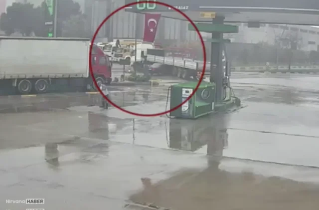 Manisa’da korkutan kaza! Otomobil tır’ın altına girdi
