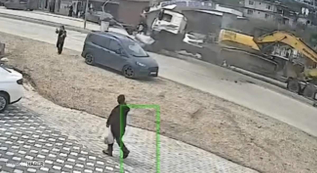 Hatay’da tır kontrolden çıktı, refüje girdi