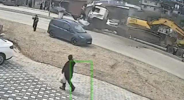 Hatay’da tır kontrolden çıktı, refüje girdi