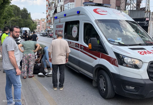 Denizli'de aydınlatma direğine çarpan motosikletteki iki öğrenci yaralandı