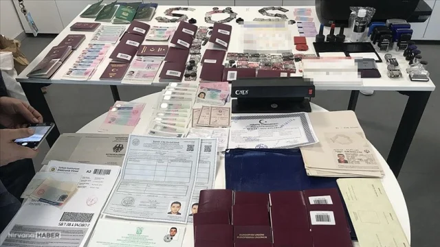 Sahte belgelerle ikamet sağladıkları şüphelilere operasyon