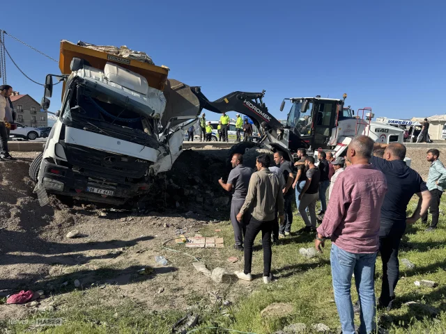 Hakkari’de korkunç kaza: Kamyon ile minibüs feci çarpıştı