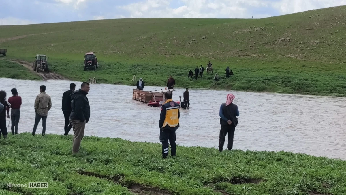 Şanlıurfa'da traktörle dereden geçerken mahsur kalan 3 kişi kurtarıldı