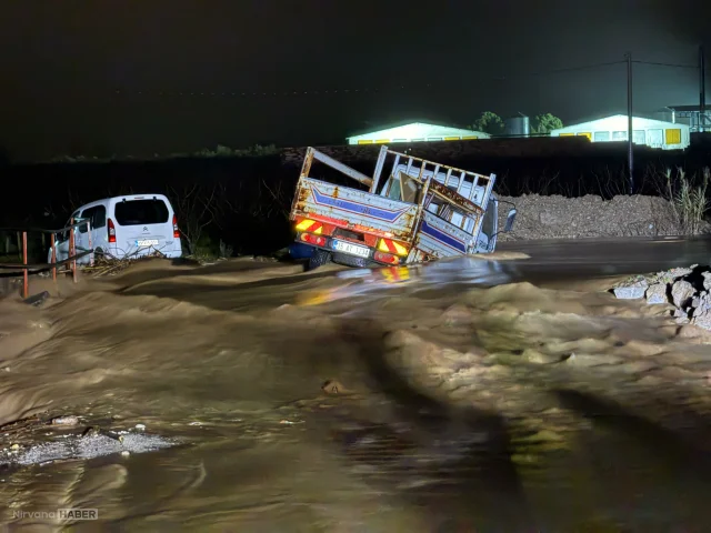 Manisa'da Sel: İki Araç Derede Mahsur Kaldı