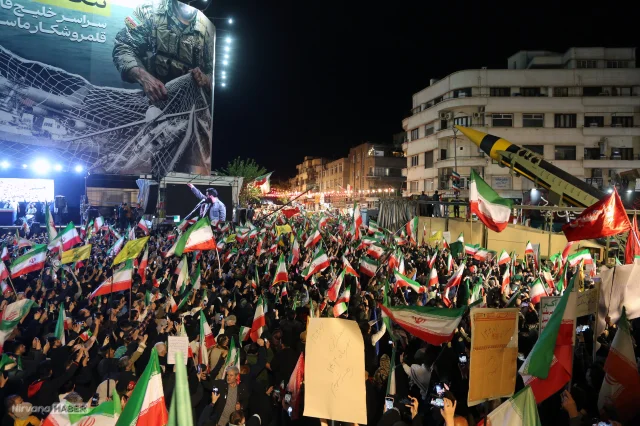 Tahran'da binlerce kişi ABD ve İsrail'i "füzeler eşliğinde" protesto etti