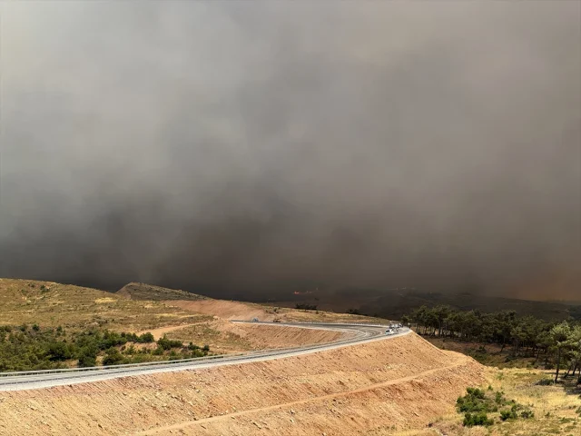 Akhisar'da Devam Eden Orman Yangınına Müdahale Süratle Devam...