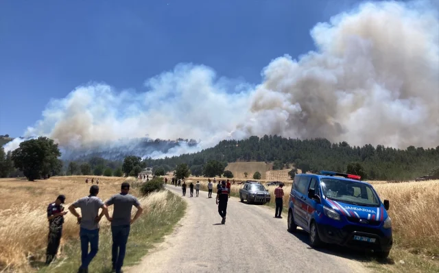 Kütahya Gediz'de Orman Yangını Söndürme Çalışmaları Sürüyor