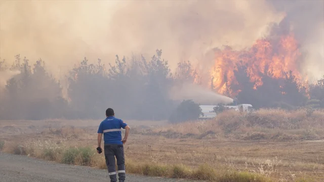 Tekirdağ'dan Çanakkale'ye Yayılan Orman Yangını Kontrol Altına Alınıyor