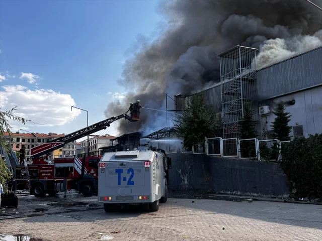 Malatya'da Hırdavat Mağazasında Çıkan Yangın Panik Yarattı