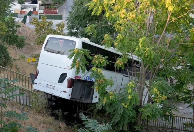 Maltepe'de Servis Otobüsü Şarampole Uçtu: 8 Kişi Yaralandı