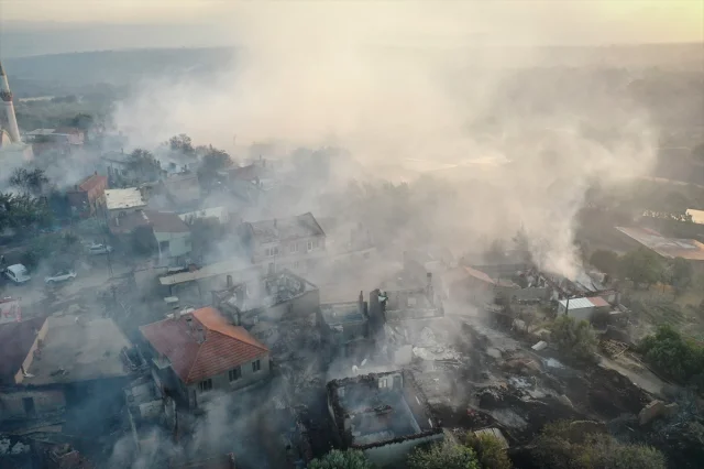 Çanakkale Bayramiç'te Orman Yangını ile Mücadele Sürüyor