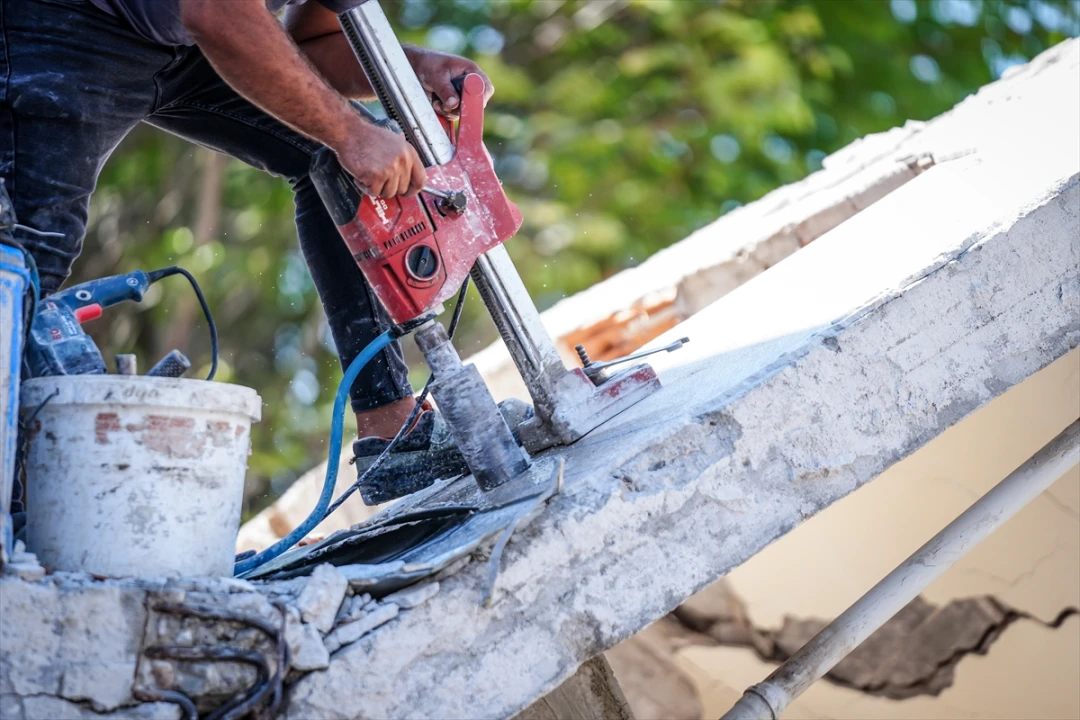 Balıkesir Sındırgı’da Deprem Sonrası Enkaz Kaldırma Çalışmaları Başladı