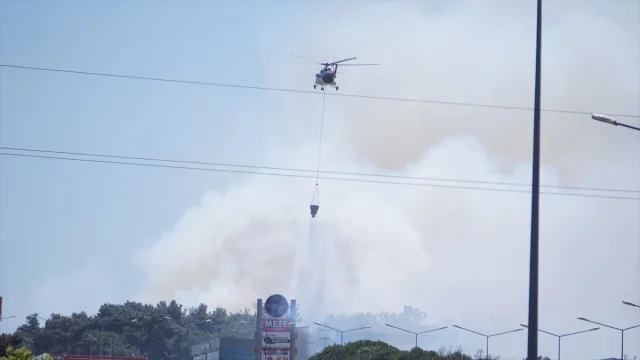 Çanakkale'deki Orman Yangını Kontrol Altına Alınmaya Çalışılıyor
