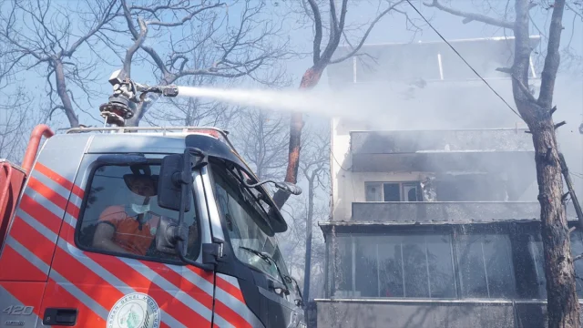 Çanakkale'deki Orman Yangını Kontrol Altına Alınmaya Çalışılıyor