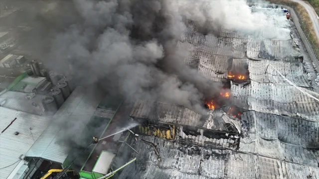 Balıkesir'de Fabrika Yangını: Güvenlik Kameraları Korkunç Anları Kaydetti