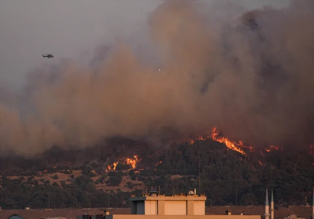 İzmir’deki Orman Yangını Kontrol Altına Alınmaya Çalışılıyor