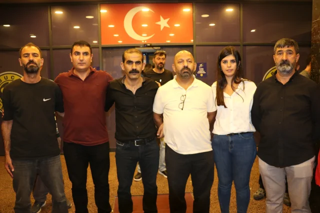 İzmir'de İşçiler Günlerdir Ayakta: Maaş Krizine Karşı Büyük Eylem