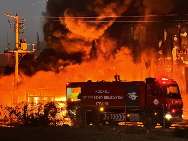 Kocaeli'nde Korkutan Yangın Panik Yarattı