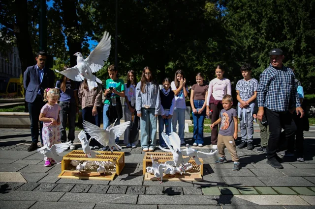 Bosna Hersek'te Beyaz Güvercinler Gazzeli Çocukların Anısına Gökyüzünde