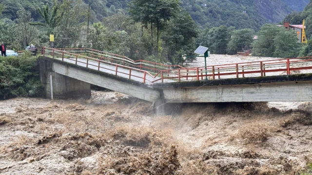 Rize'de Sağanak Alarmı: Dereler Taştı, Heyelanlar Ulaşımı Felç Etti