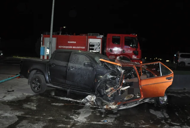 Manisa'da Feci Trafik Kazası: Otomobil ve Kamyonet Çarpıştı!