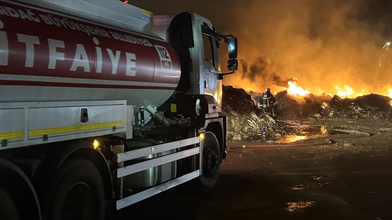 Tekirdağ'da Atık Toplama Alanında Büyük Yangın Panik Yarattı