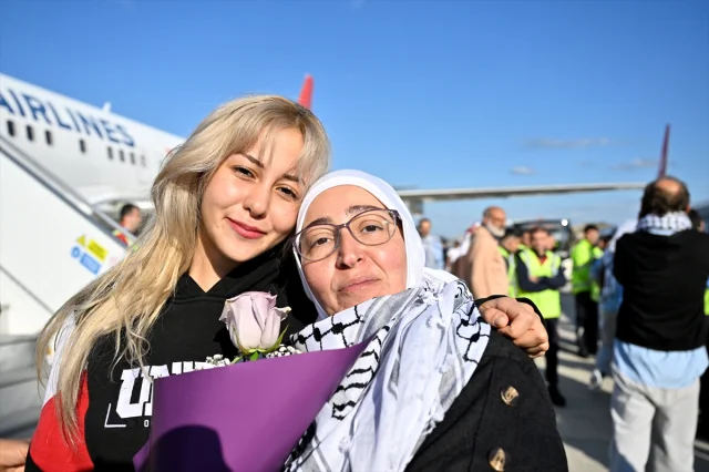 THY Uçağı Aktivistleri İstanbul'a Getirdi
