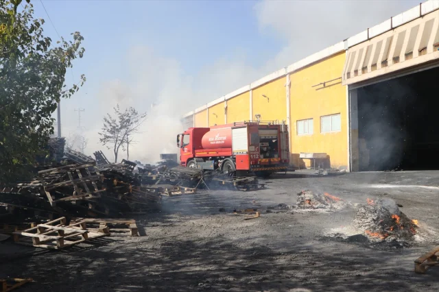 Kilis'te kauçuk fabrikasında büyük yangın paniği