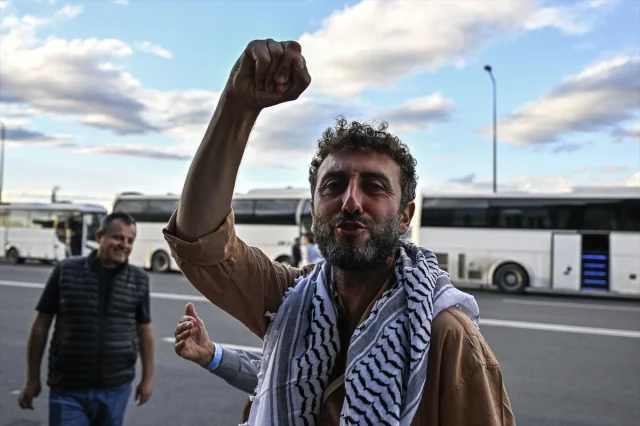 Sumud Filosu Aktivistleri İstanbul'da Coşkuyla Karşılandı
