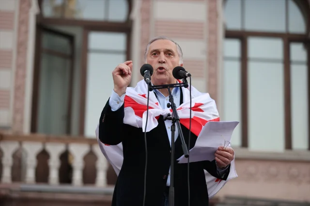 Gürcistan'da Çalkantılı Protestolar: Cumhurbaşkanlığı Sarayı Önünde Çatışma