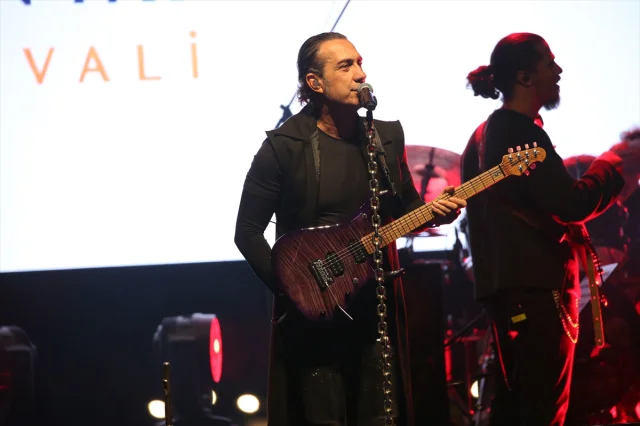 Kıraç'ın Unutulmaz Kars Konseri Sürprizlerle Dolu Gece Yaşattı
