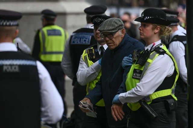 İngiltere'de protestolar: Palestine Action destekçilerine polis müdahalesi