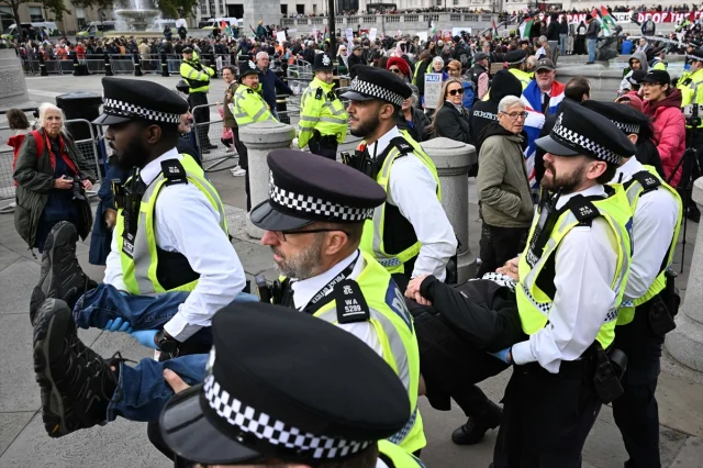 İngiltere'de protestolar: Palestine Action destekçilerine polis müdahalesi