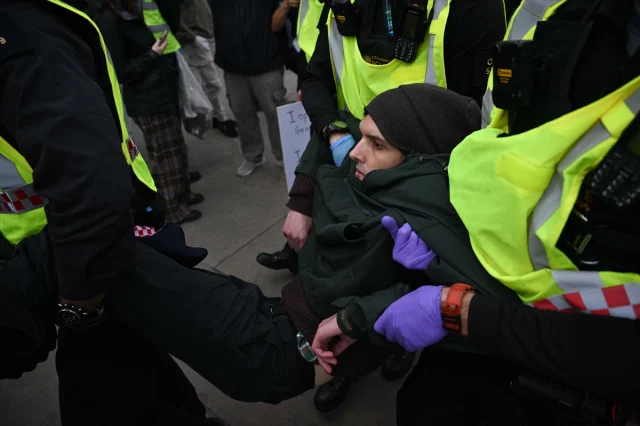 İngiltere'de protestolar: Palestine Action destekçilerine polis müdahalesi