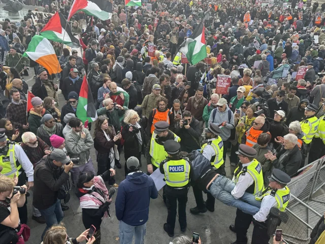 İngiltere'de protestolar: Palestine Action destekçilerine polis müdahalesi