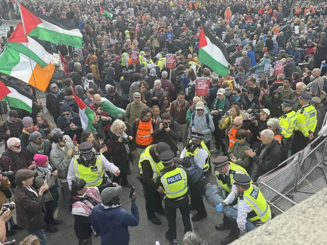 İngiltere'de protestolar: Palestine Action destekçilerine polis müdahalesi