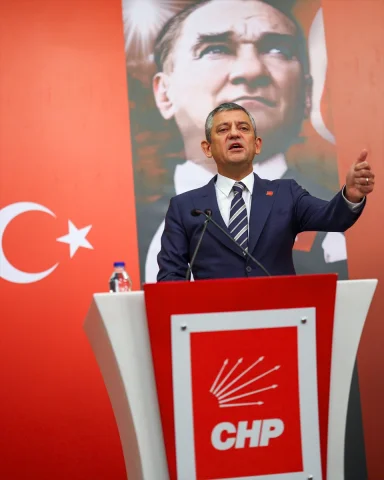 Özgür Özel'den CHP'nin Yeni Yönelimleri Üzerine Çarpıcı Açıklamalar