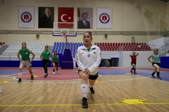 Hakkari Kadın Voleybol Takımı Zirve Hedefiyle Sahaya Çıkıyor