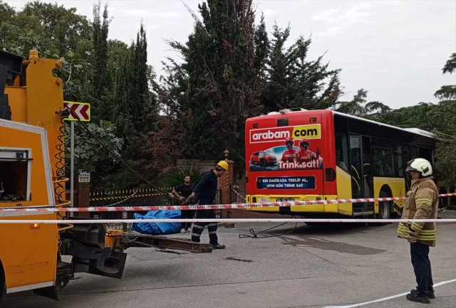 Üsküdar'da El Freni Çekilmeyen Otobüsün Şok Edici Kazası